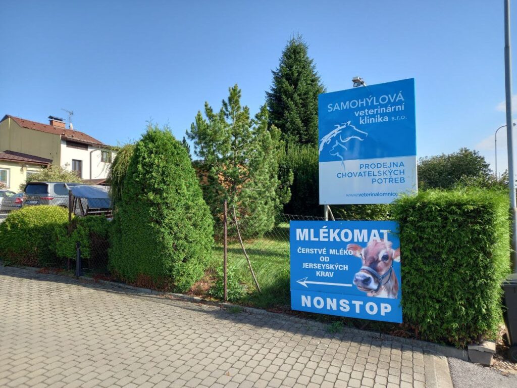 vjezd do areálu k mlékomatu